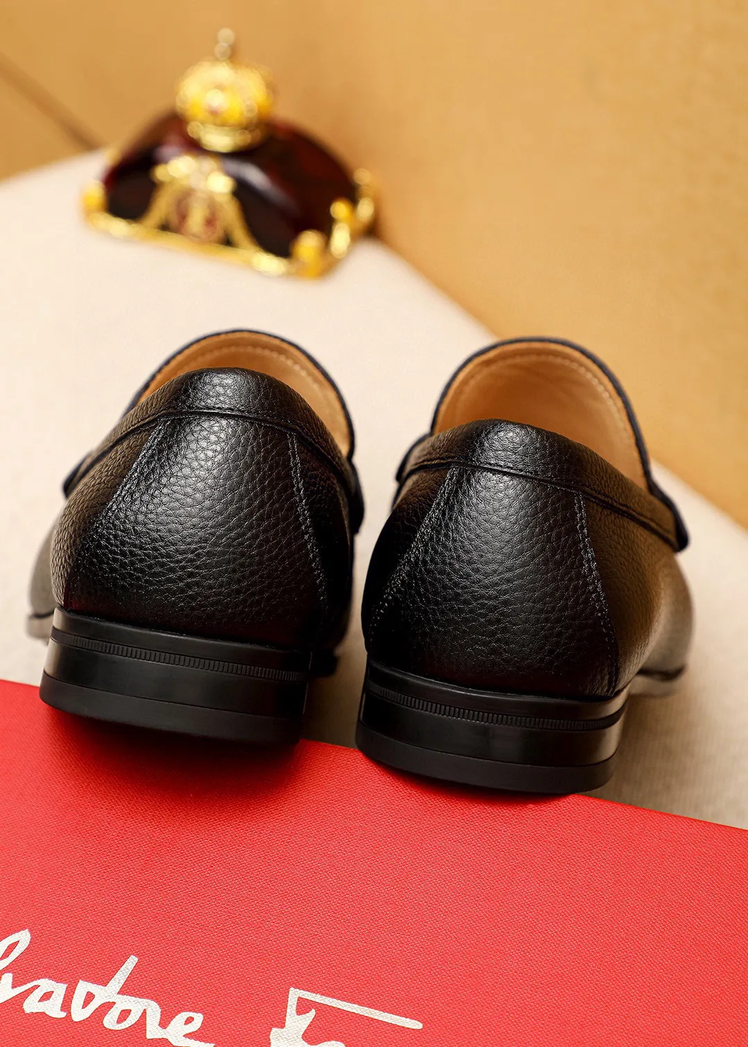 Men's shoes 💰480 💐 Product trademark: Ferragamo "Ferragamo" casual leather shoes Regular size: 38-44 (45🉑️customized) Product materials: Selected imported first-layer pebbled cowhide leather upper, imported water-dyed cowhide leather lining. Strong three-dimensional visual effect, original outsole color: 3⃣️seed leather materials available